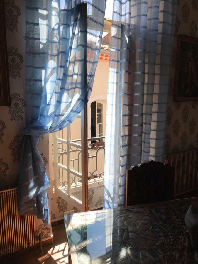 Chez Les Artistes Hotell Servian Exteriör bild