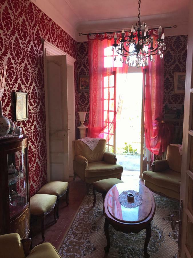 Chez Les Artistes Hotell Servian Exteriör bild