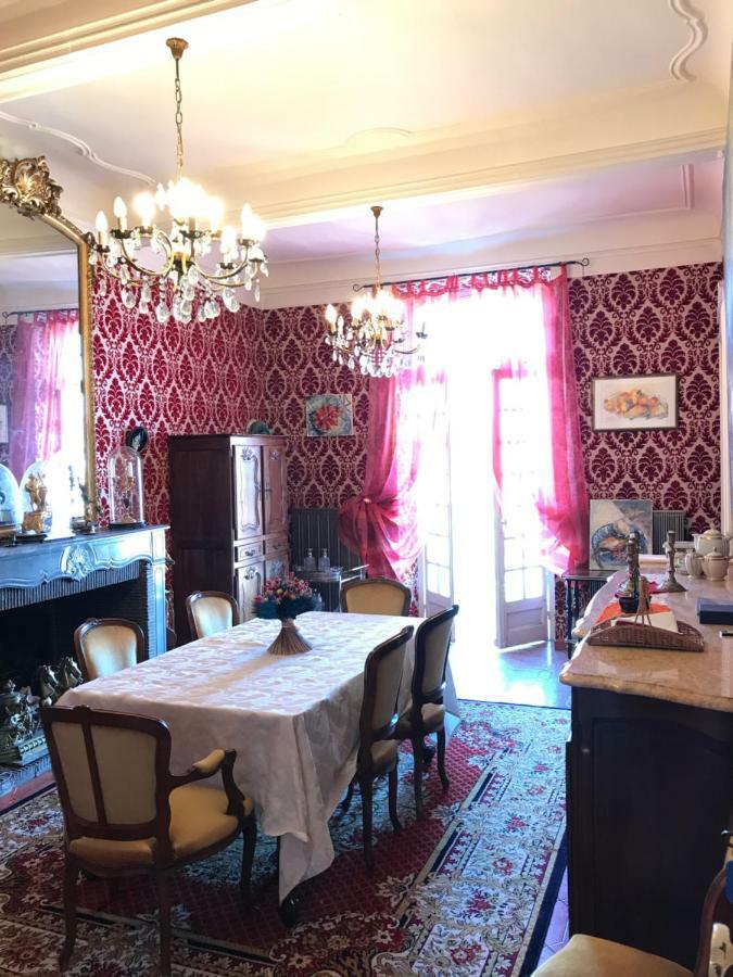 Chez Les Artistes Hotell Servian Exteriör bild