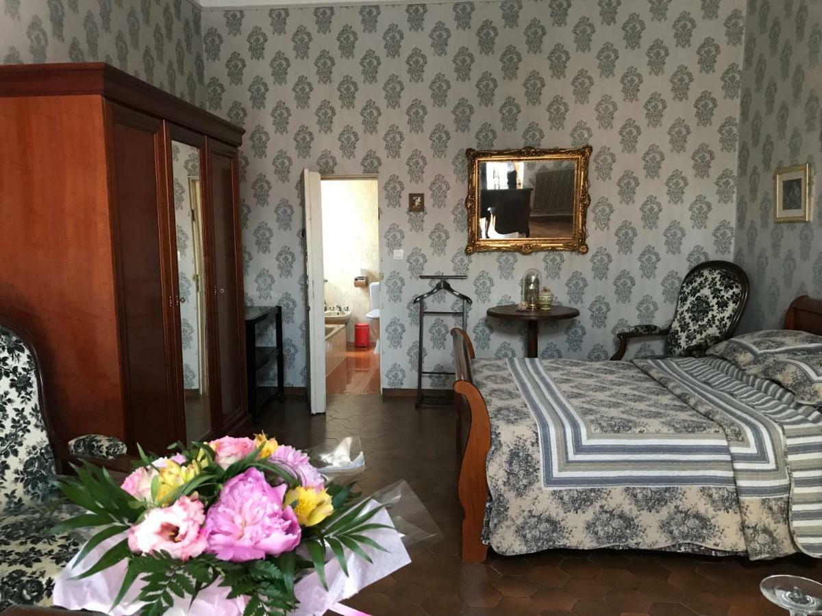 Chez Les Artistes Hotell Servian Exteriör bild