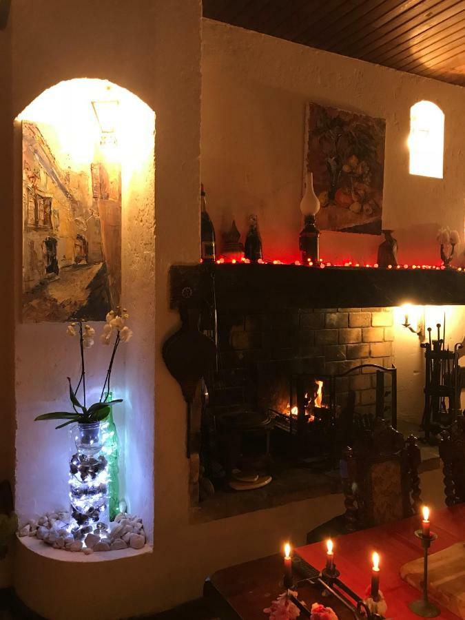 Chez Les Artistes Hotell Servian Exteriör bild