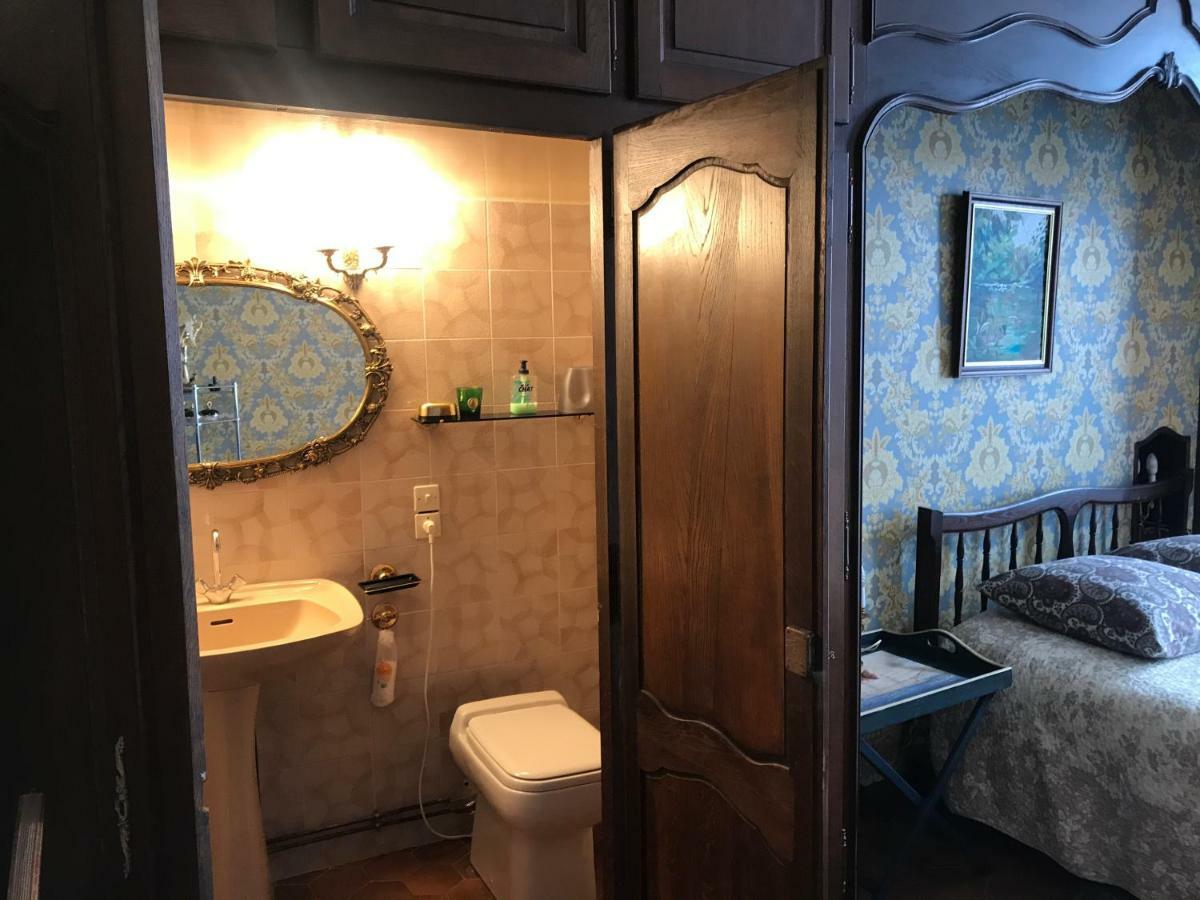 Chez Les Artistes Hotell Servian Exteriör bild