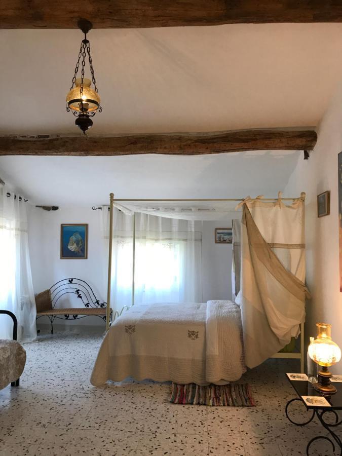 Chez Les Artistes Hotell Servian Exteriör bild