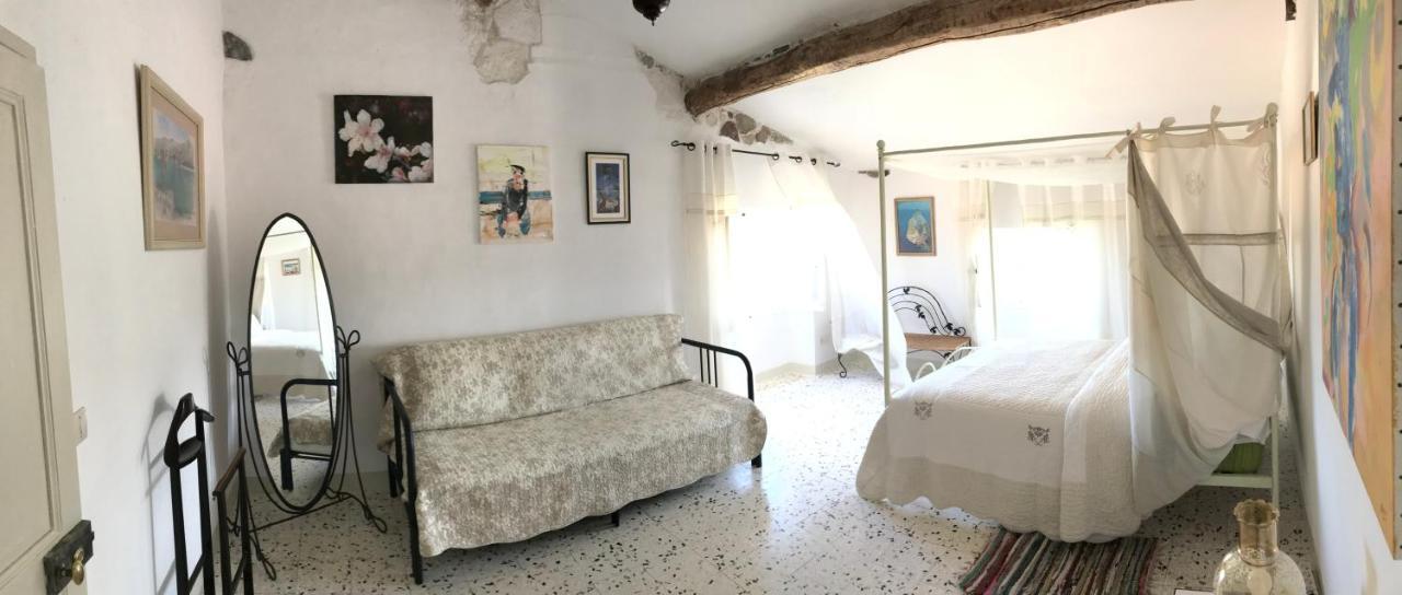 Chez Les Artistes Hotell Servian Exteriör bild