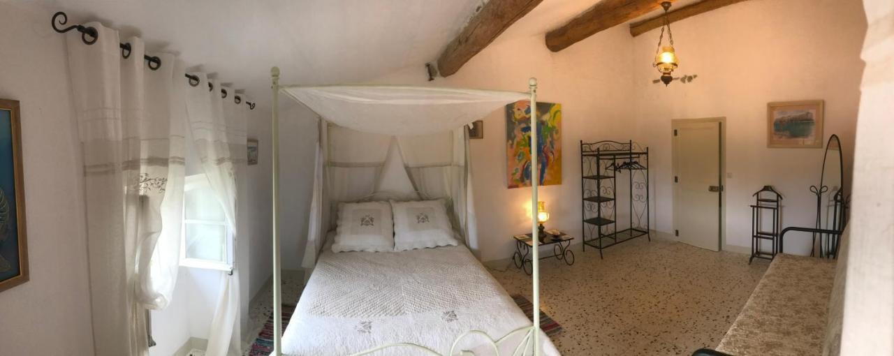 Chez Les Artistes Hotell Servian Exteriör bild