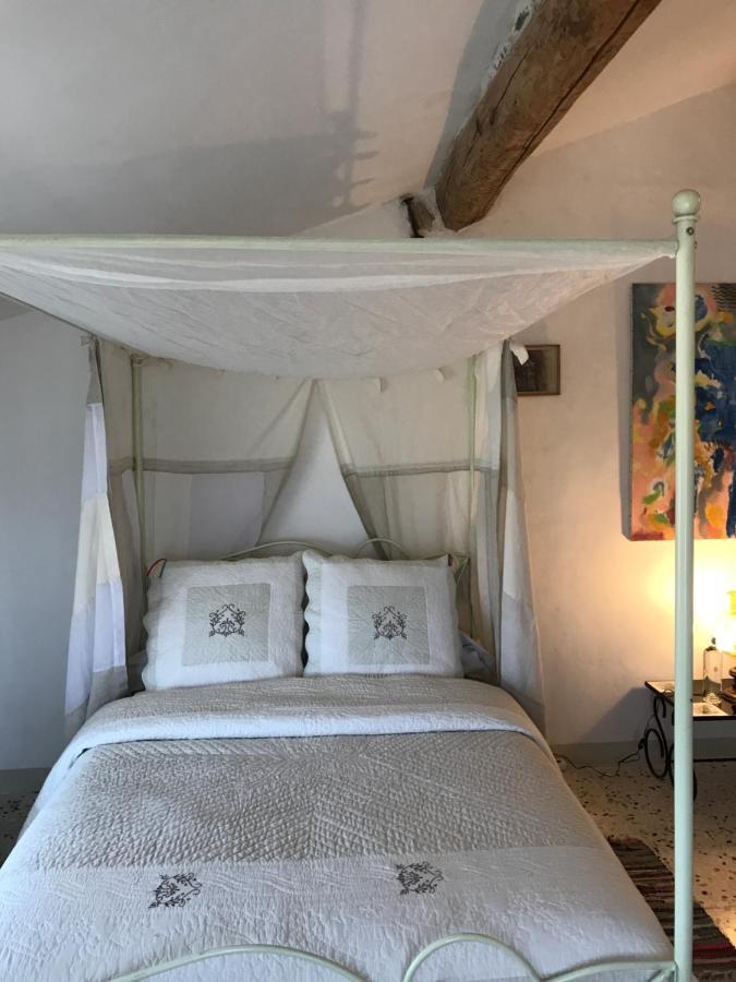 Chez Les Artistes Hotell Servian Exteriör bild